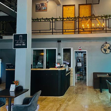 Champagne Hostel & Cafe Pattaya Exteriör bild