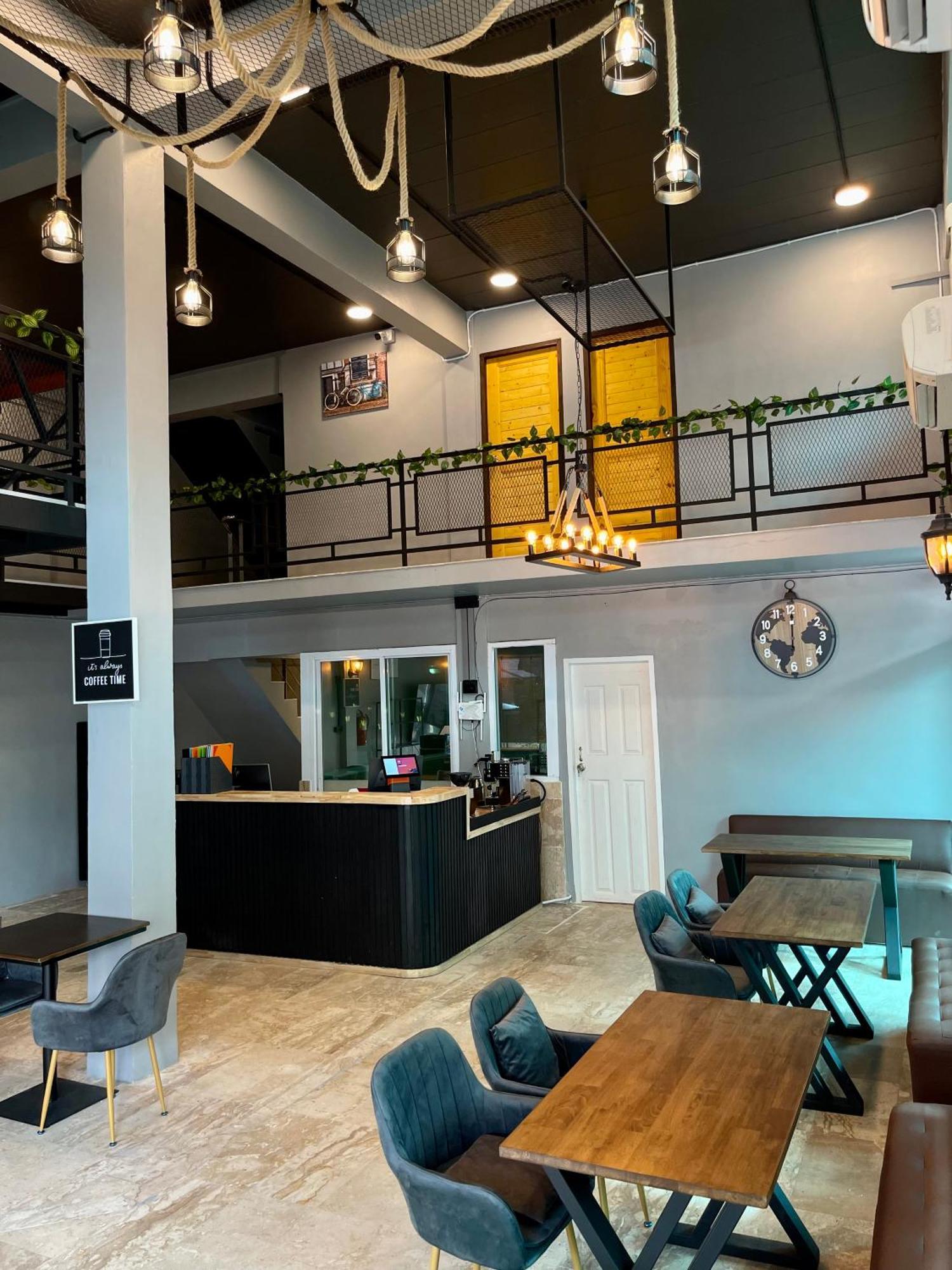 Champagne Hostel & Cafe Pattaya Exteriör bild
