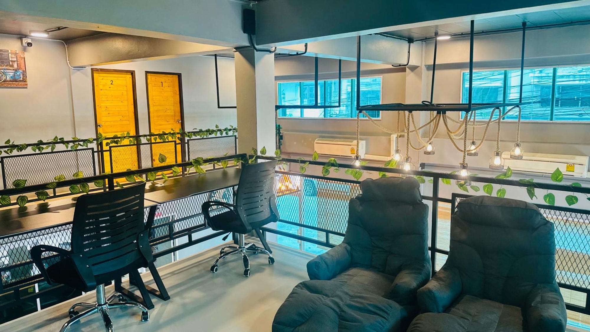 Champagne Hostel & Cafe Pattaya Exteriör bild