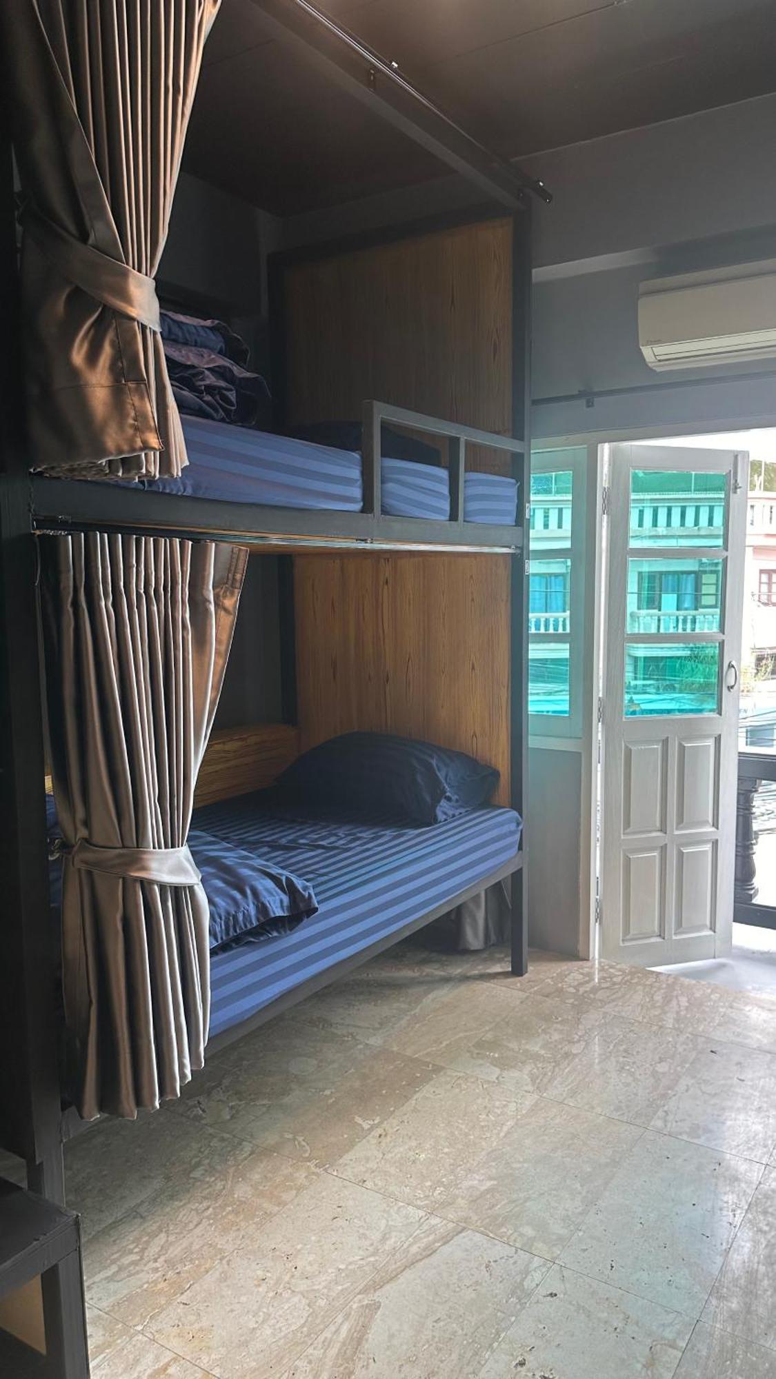 Champagne Hostel & Cafe Pattaya Exteriör bild